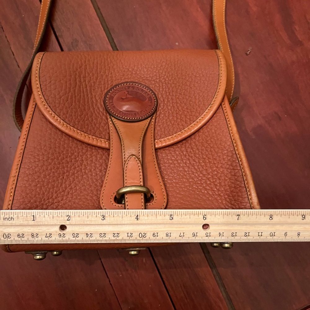 Gorgeous vintage Dooney and Bourke Brown leather handbag